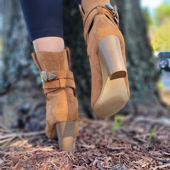 Women's Wrapped Around Strappy Chunky Booties - Picture 3 of 8